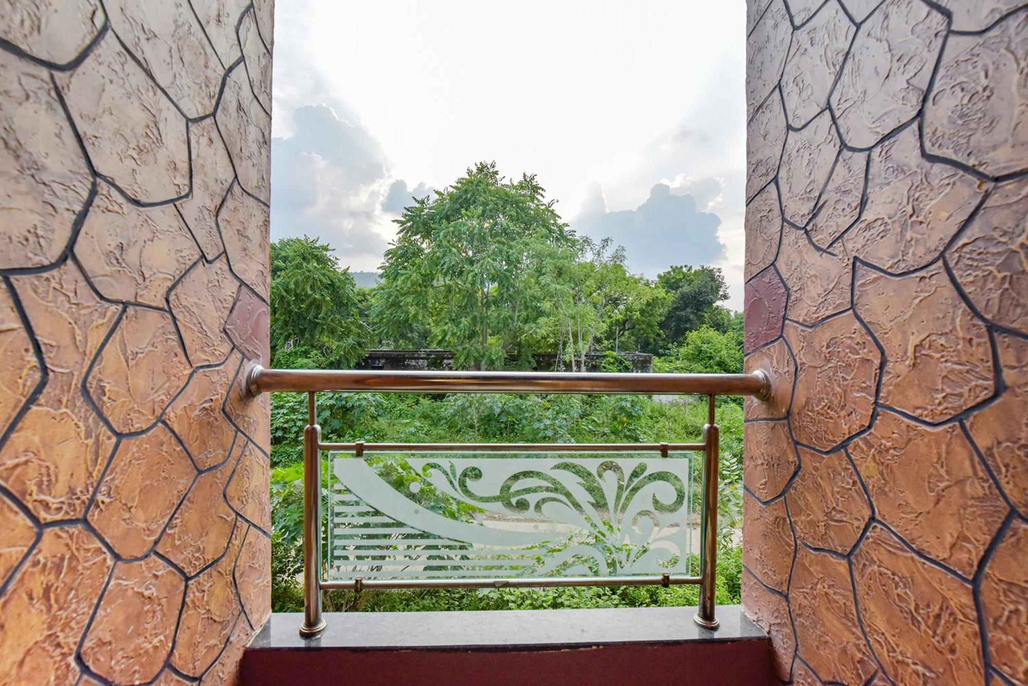 Fabhotel The Castle Inn Udaipur Exterior photo